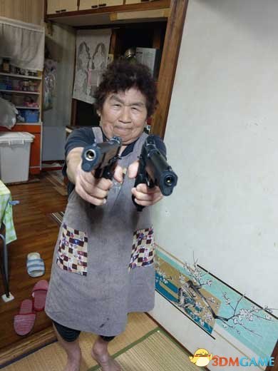 玩心无闭岁数！日本76岁老太太各种玩枪照水爆收散
