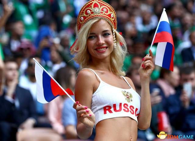 俄罗斯美女球迷现场照 造型惊艳助威球队进八强