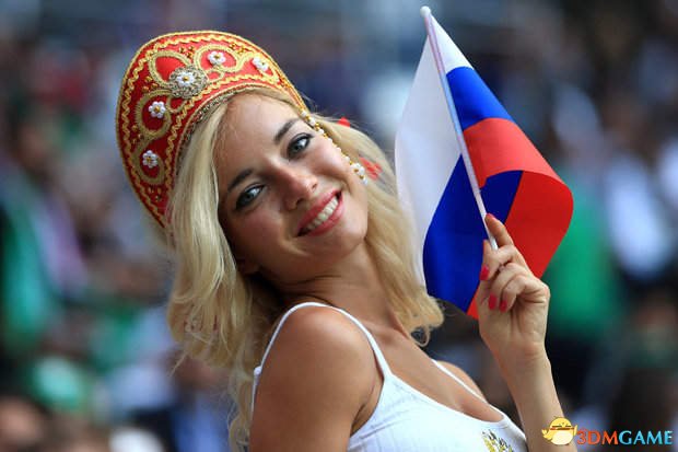 俄罗斯美女球迷现场照 造型惊艳助威球队进八强