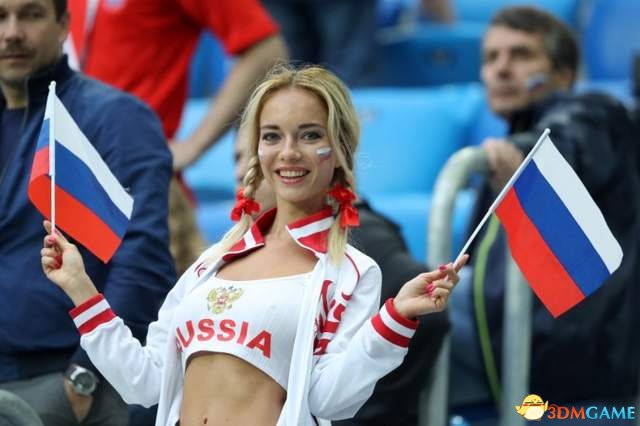 俄罗斯好女球迷现场照 制型冷素助势球队进8强