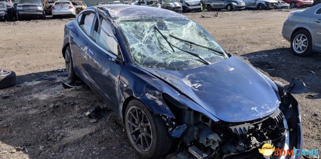 特斯推Model 3下速公路碰车侧翻 司机仅受沉伤