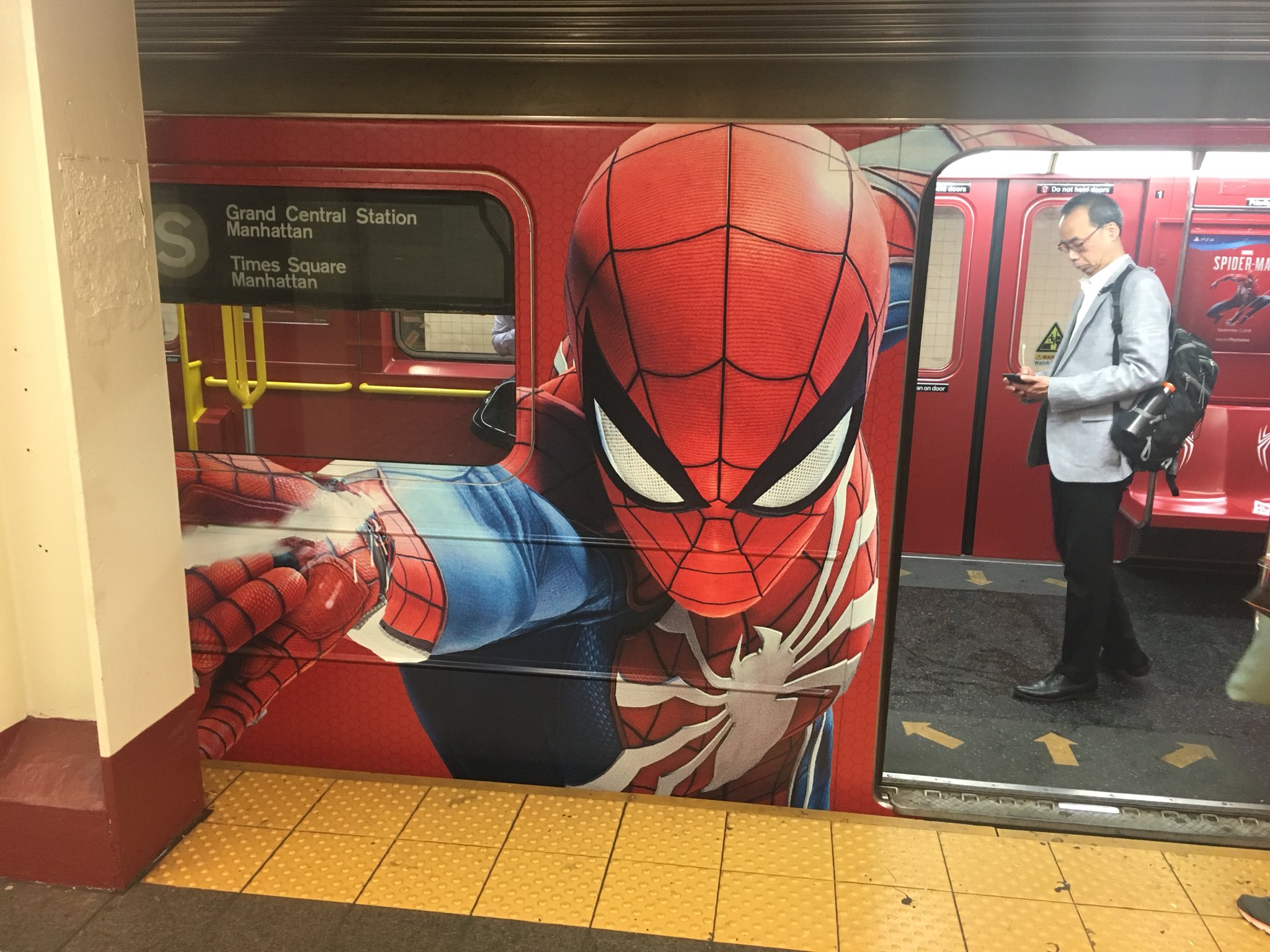 曼哈顿地铁充斥蜘蛛侠宣传海报小蜘蛛喷射蜘蛛丝