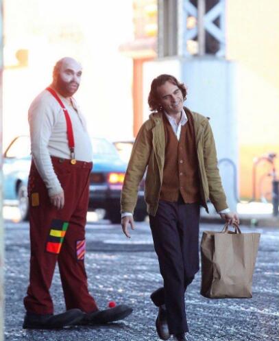 街头漫步谈笑风生：DC电影《小丑》曝造型和片场照！