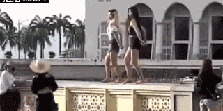 两名中国女旅客正在浑实寺前热舞 被纳进旅游乌名单