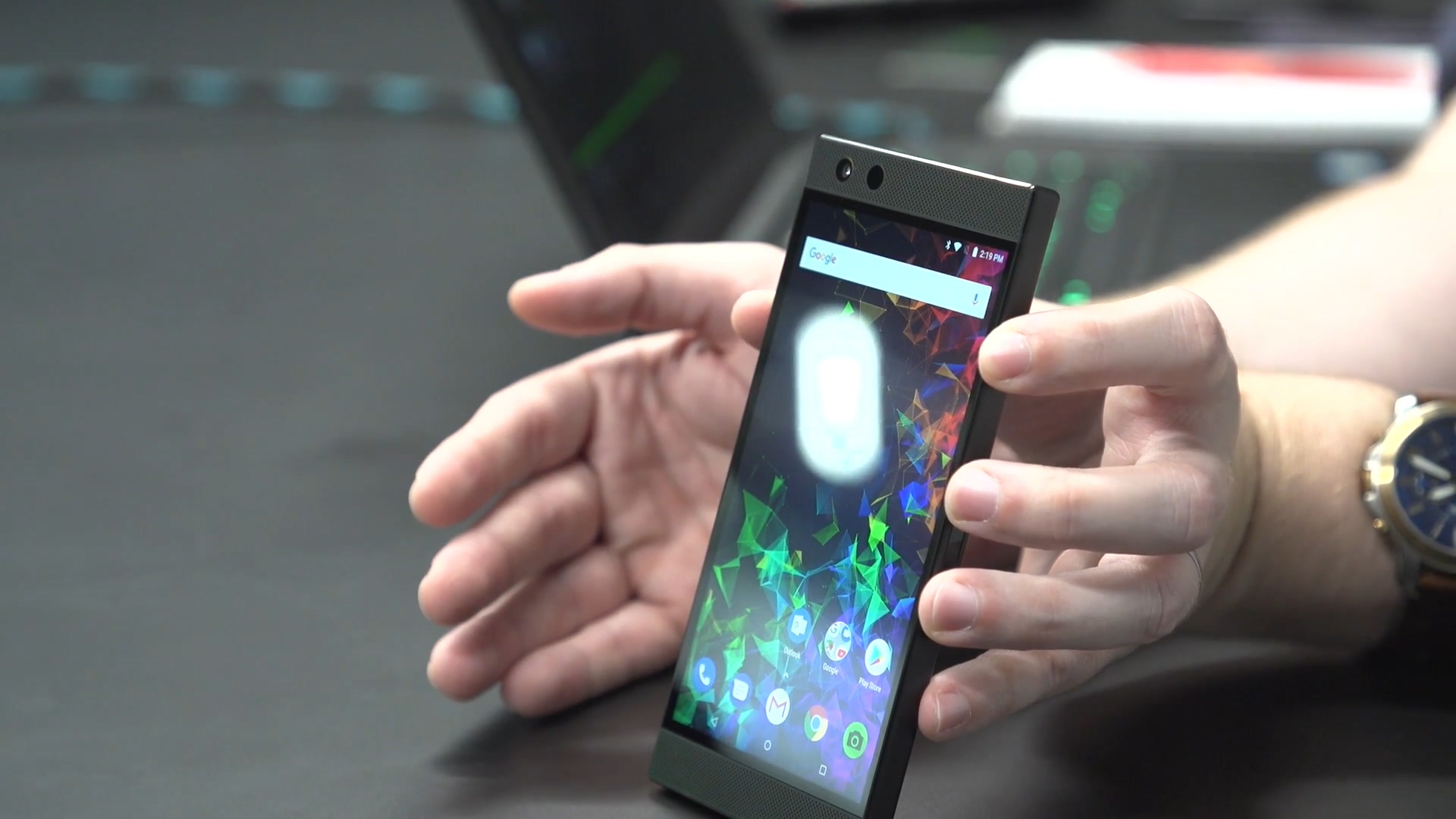雷蛇手机2上手视频：酷炫RGB灯效、游戏顺滑