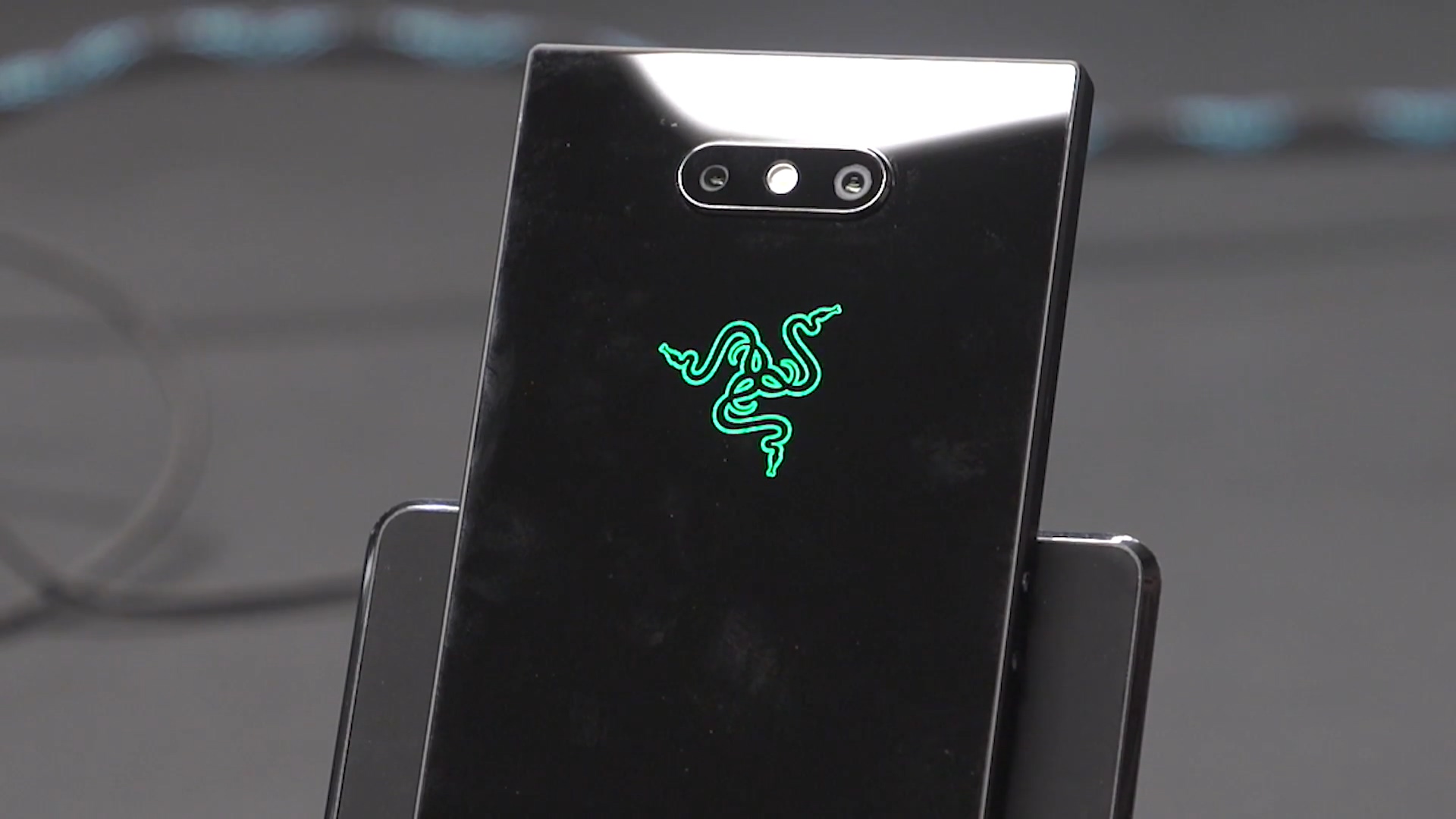 雷蛇手机2上手视频：酷炫RGB灯效、游戏顺滑