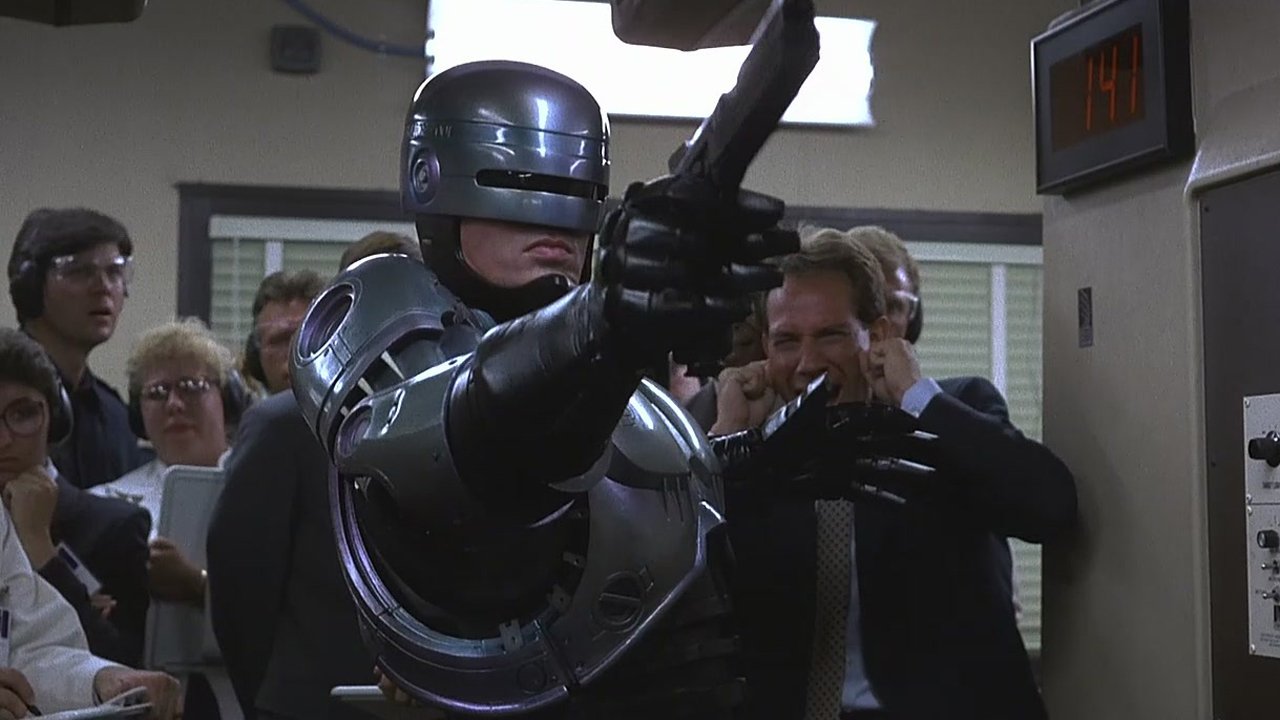 机械战警通常不被归类于一部超级英雄电影,但是主角从一名活生生的