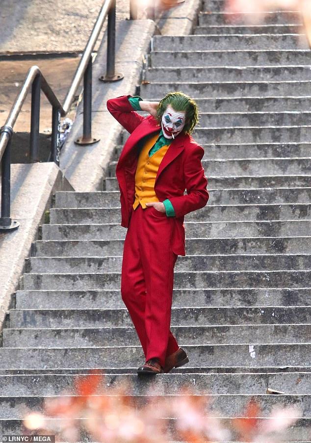 DC电影《小丑》杀青曝新片场照 红衣绿发站在街头亮眼