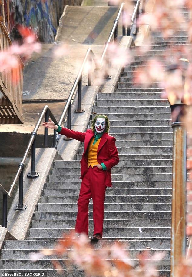 DC电影《小丑》杀青曝新片场照 红衣绿发站在街头亮眼
