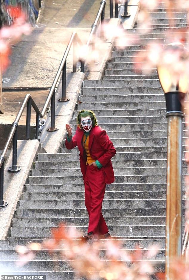 DC电影《小丑》杀青曝新片场照 红衣绿发站在街头亮眼_3DM单机