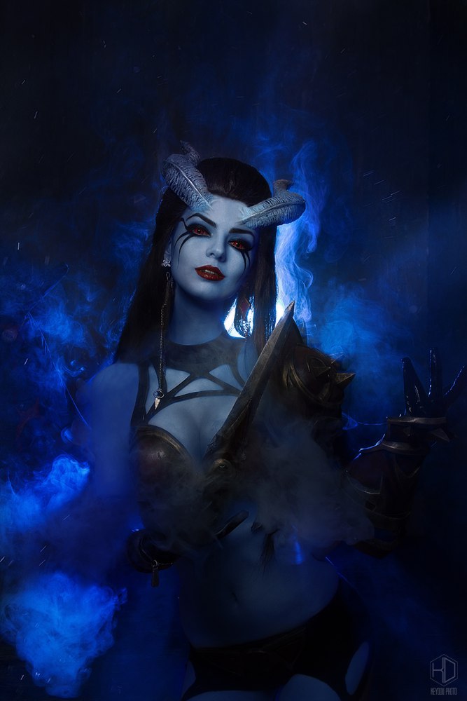 俄美女Cos《Dota2》痛苦女王 身材火辣姿势诱人