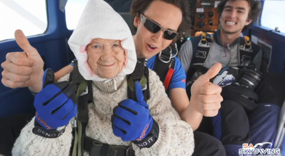 为让更多人知道MND病 102岁澳洲老奶奶连续3年挑战高空跳伞
