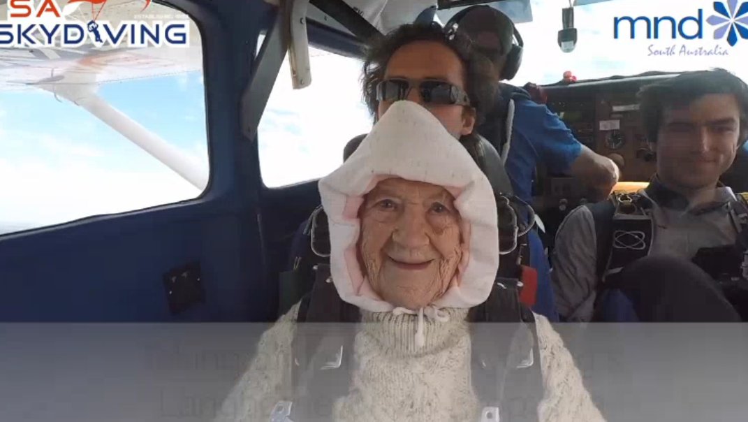 为让更多人知道MND病 102岁澳洲老奶奶连续3年挑战高空跳伞