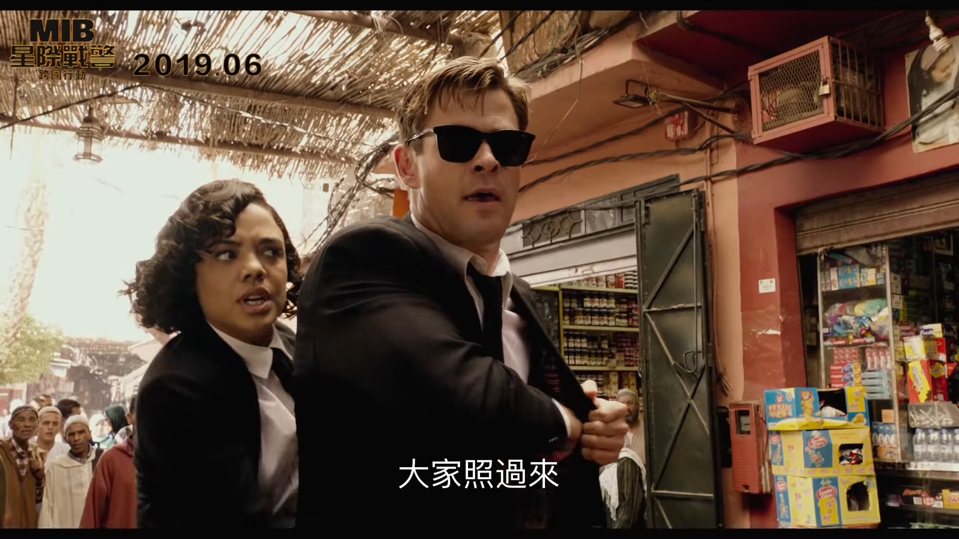 《黑衣人：全球通缉》首款中文预告 雷神扔锤子又被接住