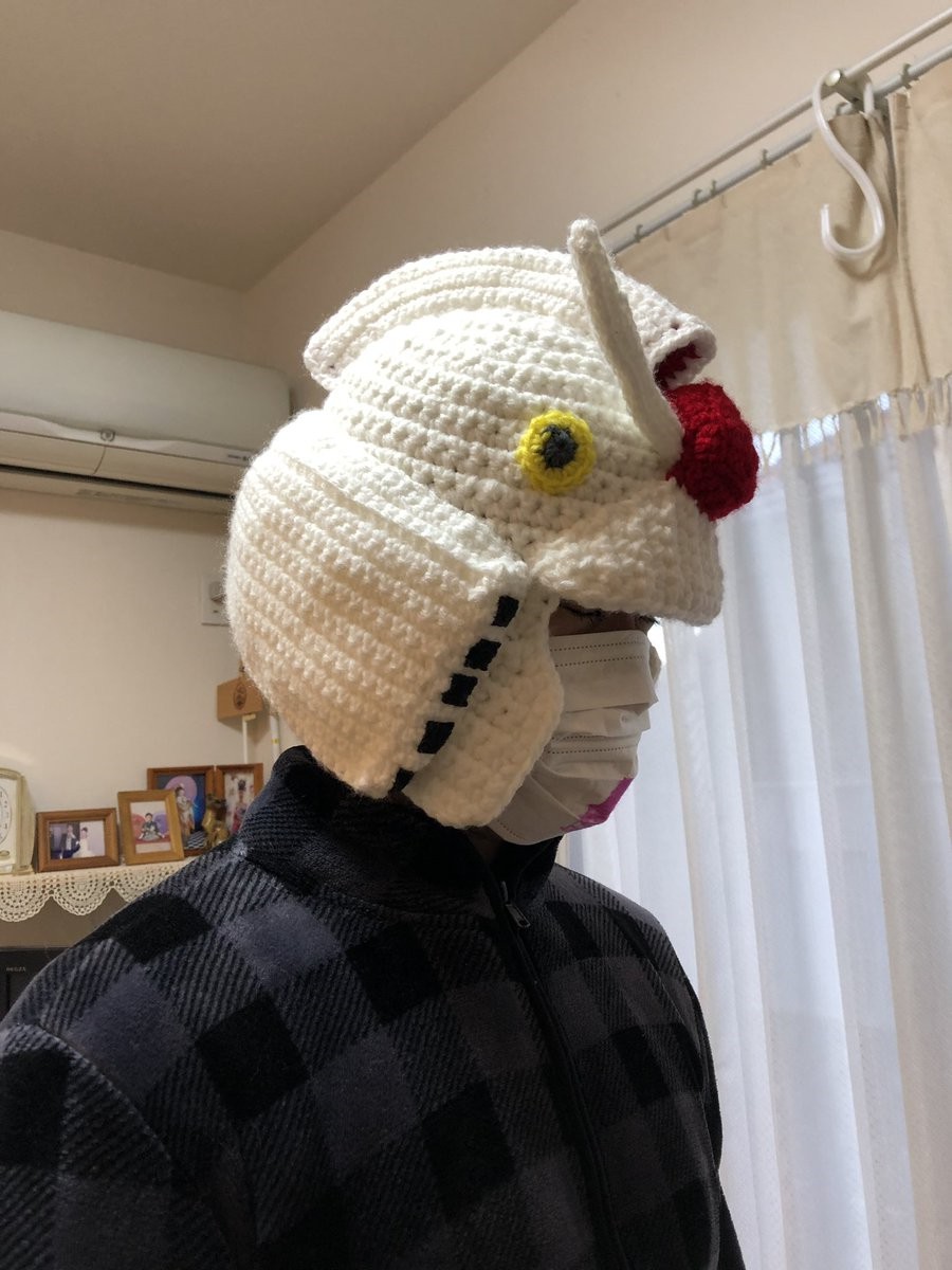 圣诞节妻子送丈夫高达针织帽 造型还原画面暖心