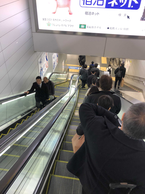 日本年末社调手扶电梯单侧站立论 依然7成以上民众支持