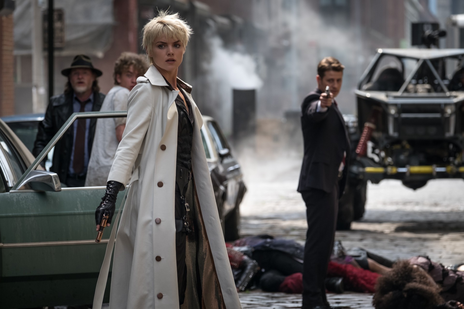 《哥谭》第五季新剧照发布 戈登与芭芭拉等人对峙街头