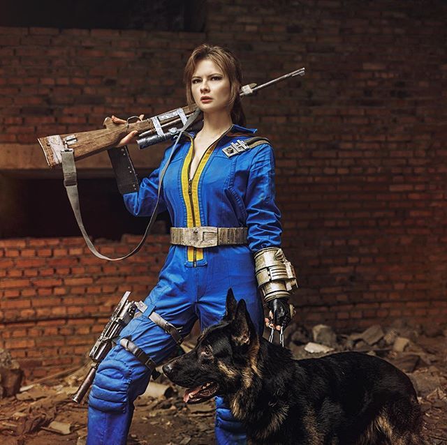 俄罗斯美女Cos《辐射4》女主 肩扛大枪手牵猛犬画面美