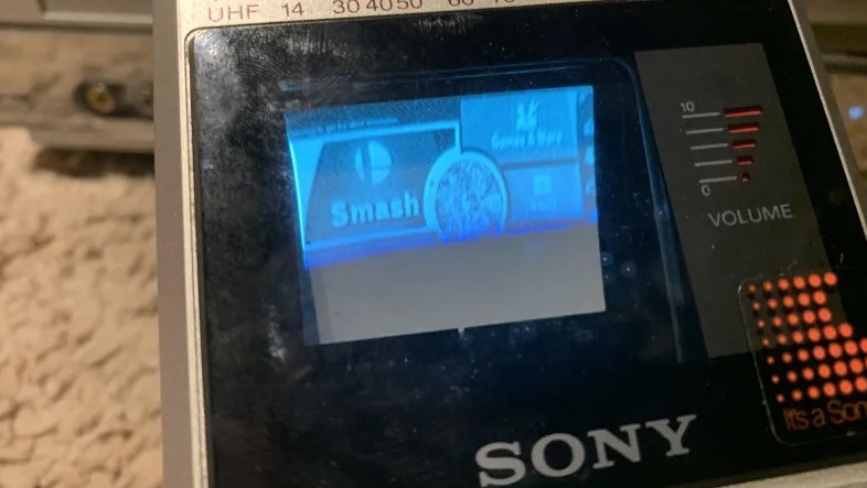 玩家用索尼80年代随身电视玩《任天堂明星大乱斗》