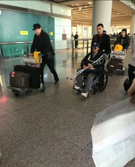 吴京拍建国献礼新片《攀登者》受伤 坐轮椅返回北京