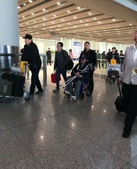吴京拍建国献礼新片《攀登者》受伤 坐轮椅返回北京