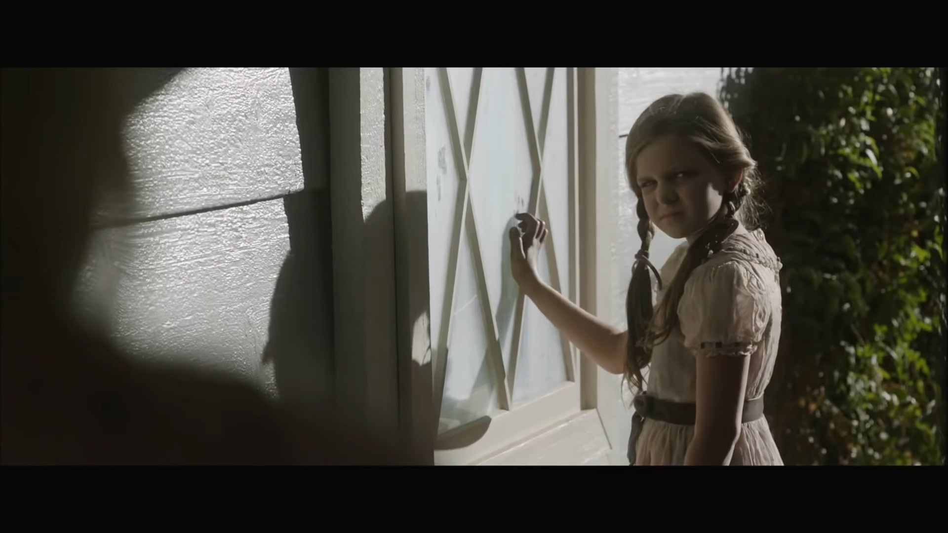 《安娜贝尔3》首曝中文预告 小萝莉被吓惨
