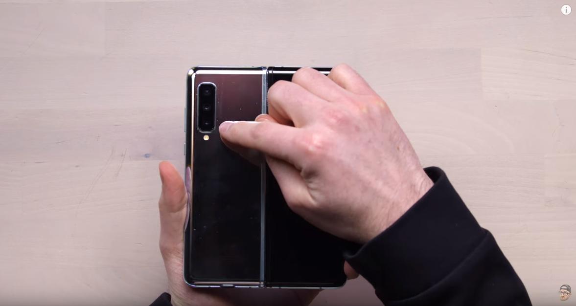 未来的手机？ 三星折叠屏Galaxy Fold实机开箱视频