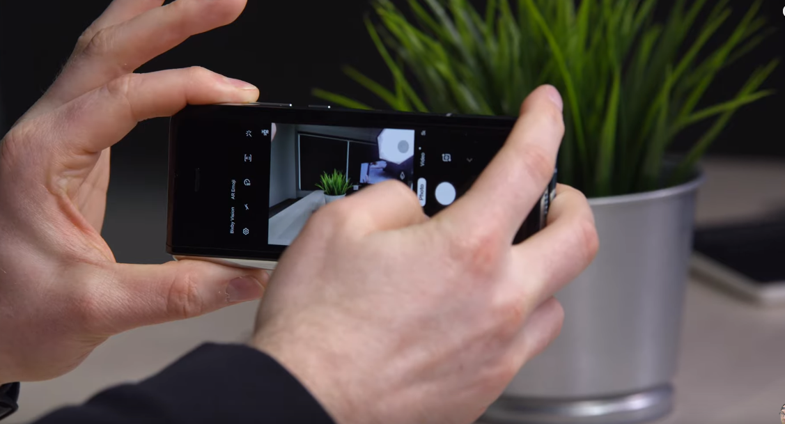 未来的手机？ 三星折叠屏Galaxy Fold实机开箱视频