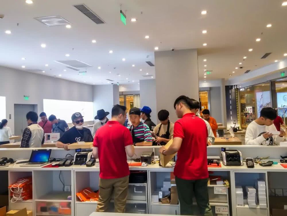 小米线下风波：视频监管店员，要求提供海底捞服务