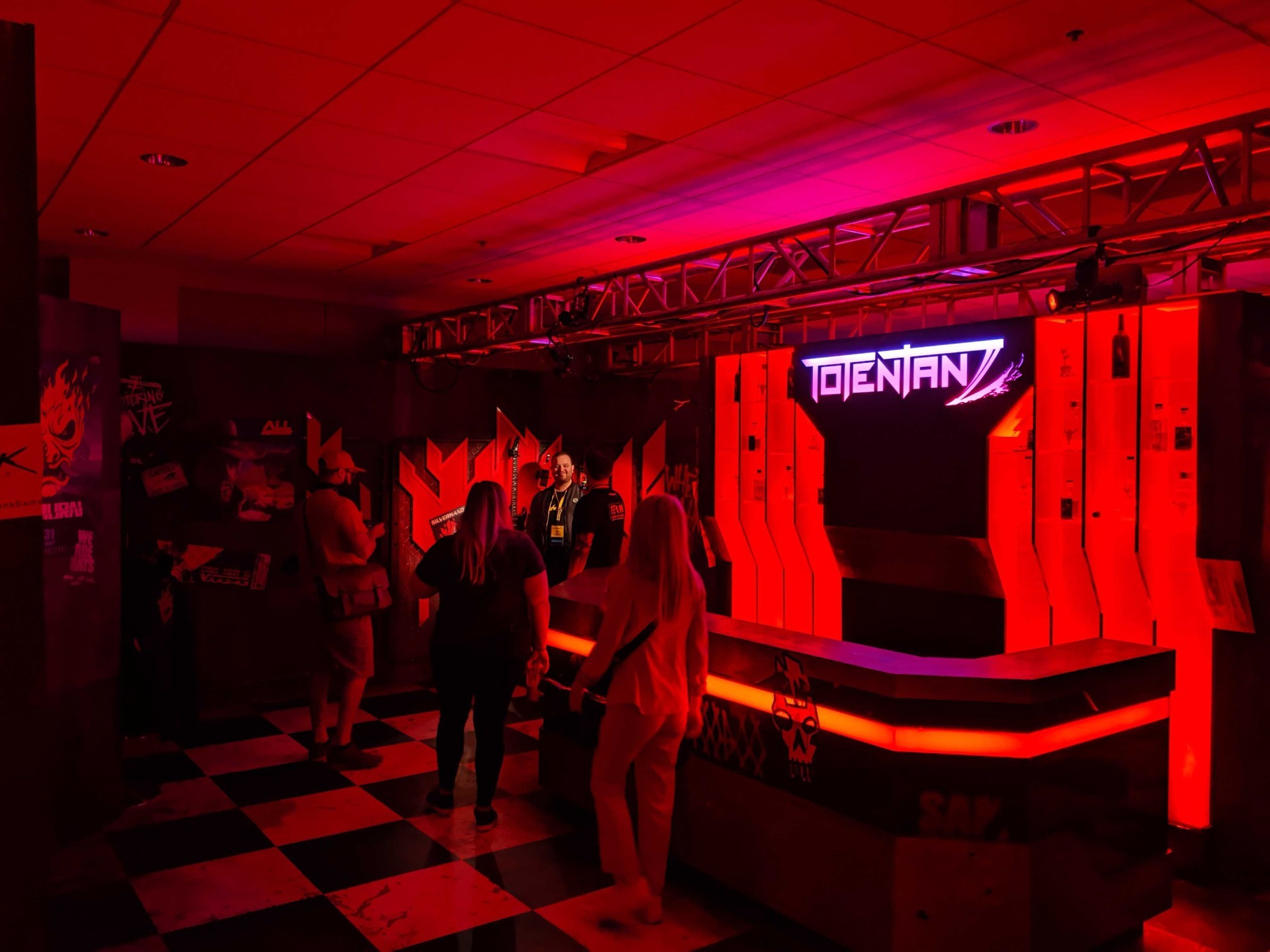 《赛博朋克2077》E3展台现场图 夜店酒吧酷炫无比
