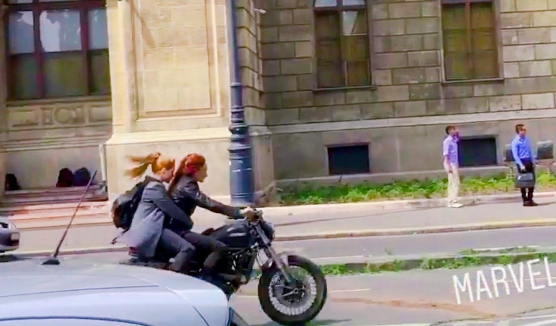 《黑寡妇》电影最新片场照 寡姐骑摩托车街头狂飙