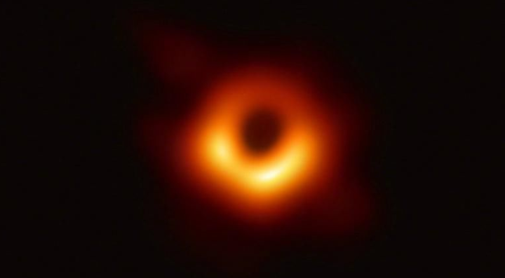 NASA最新研究证实：超级黑洞自转速度接近光速 