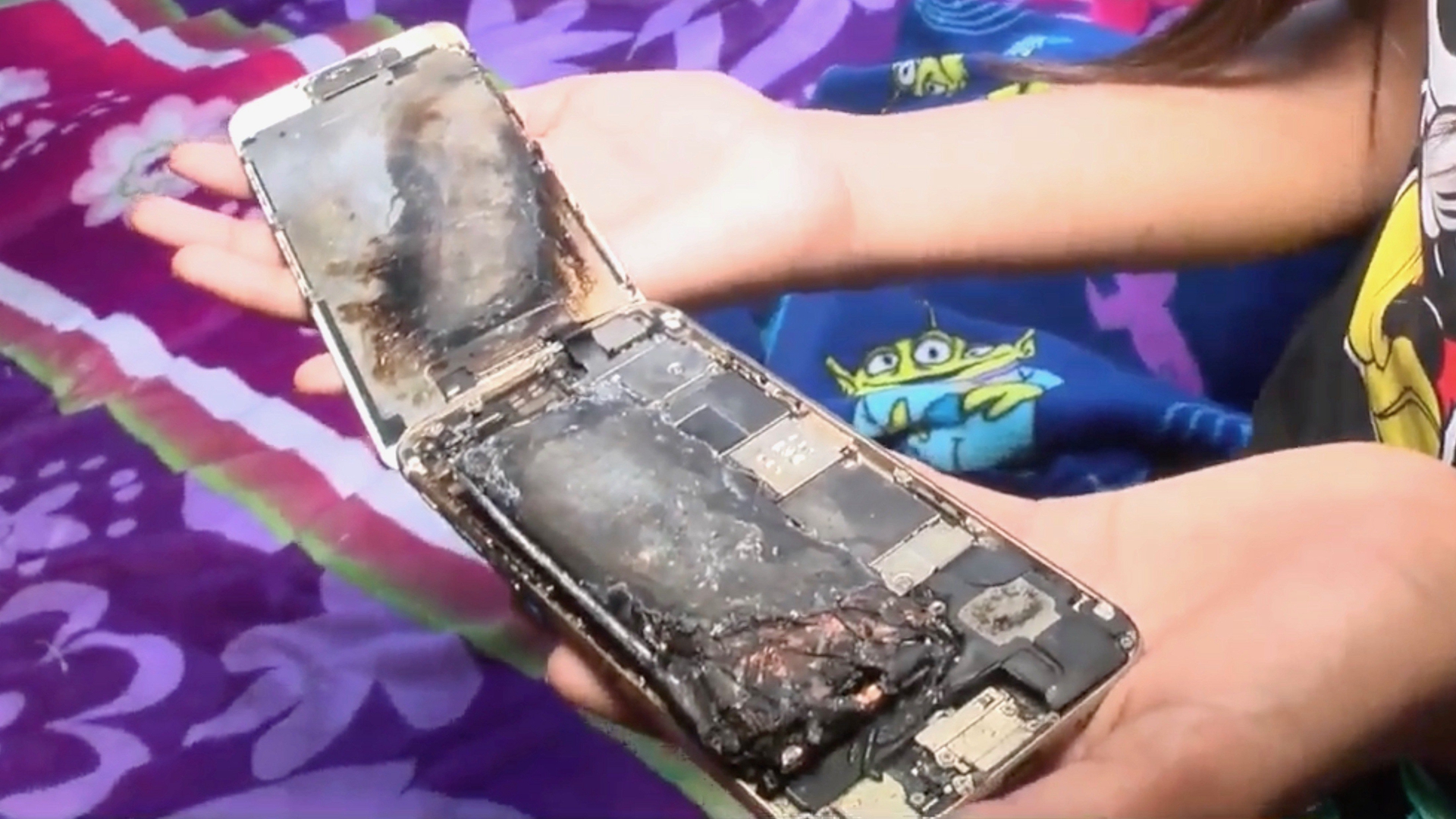 11岁女孩iPhone足机俄然起水 曲接烧脱天毯
