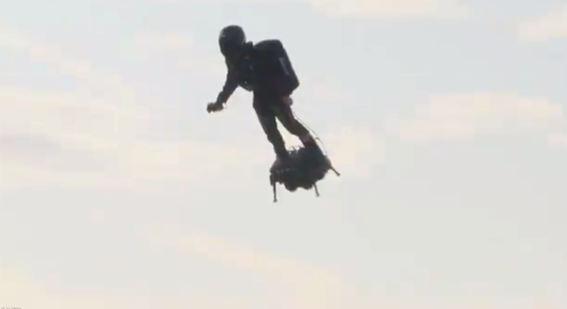 卷土再来！法国高玩脚踩单人飞行器成功飞跃英吉利海峡