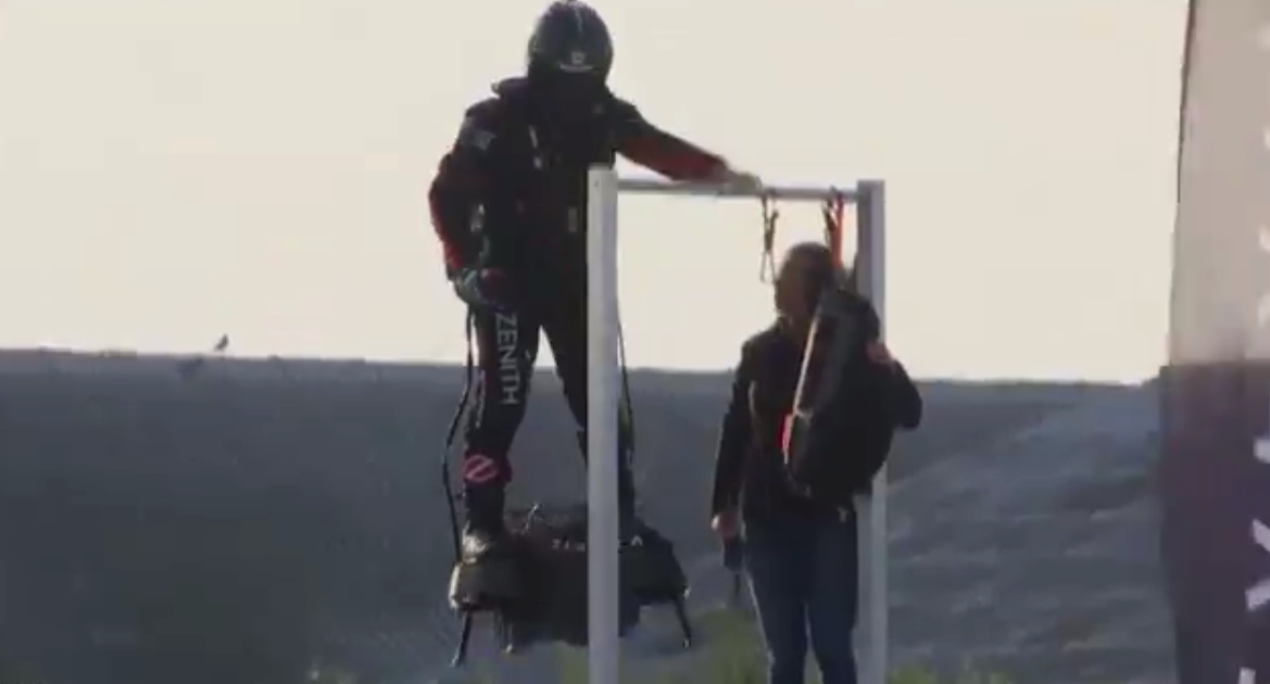 卷土再来！法国高玩脚踩单人飞行器成功飞跃英吉利海峡