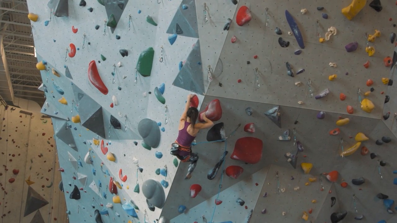 《先祖：人类奥德赛》新“攀登者”视频 亚裔金刚芭比体验祖先攀爬