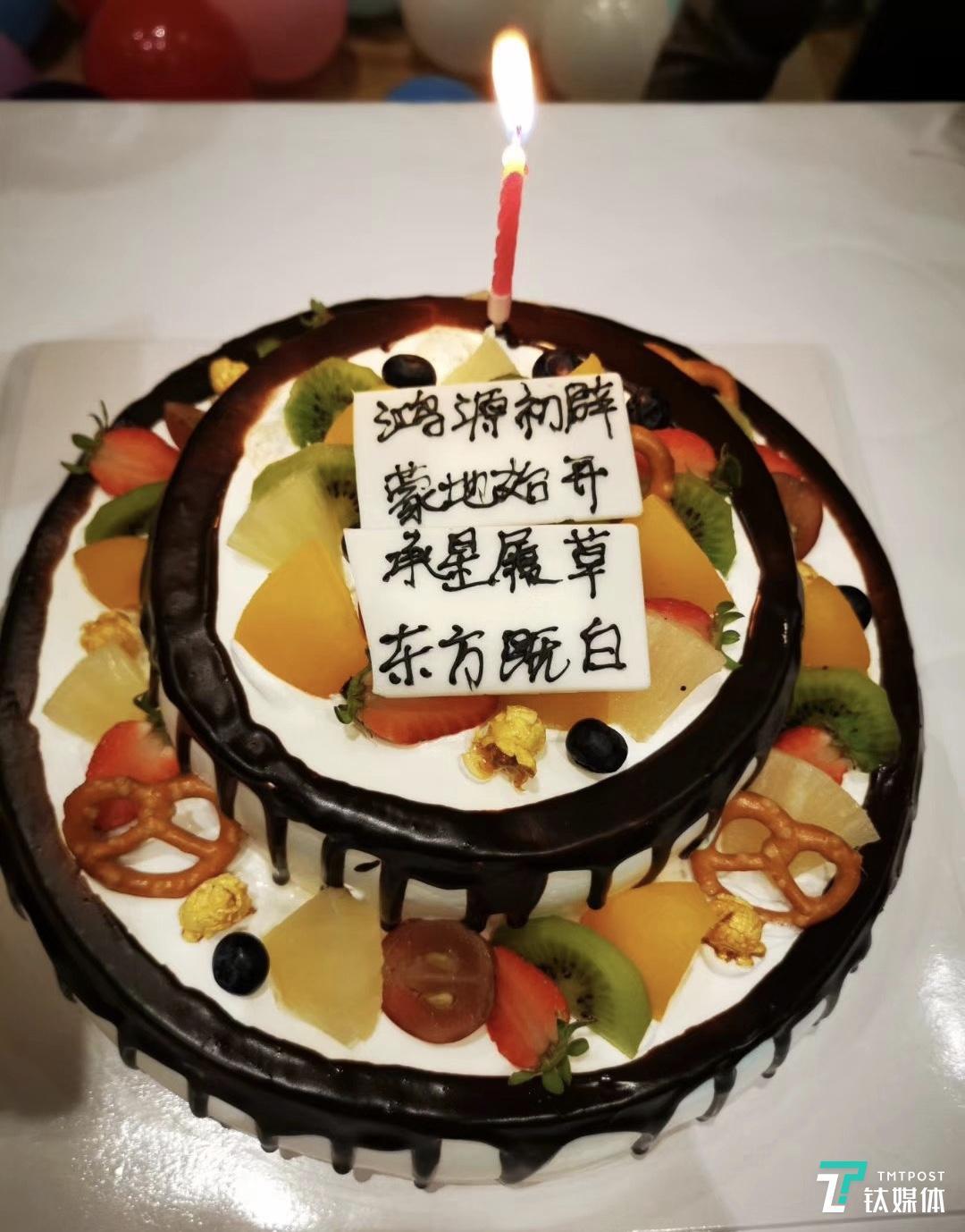 余承东发朋友圈庆祝50岁生日 与鸿蒙OS发布同一天