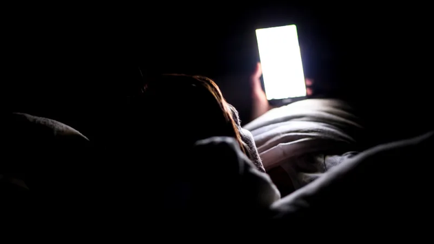 爱玩手机不是罪：晚上短时间玩手机可能更易入睡