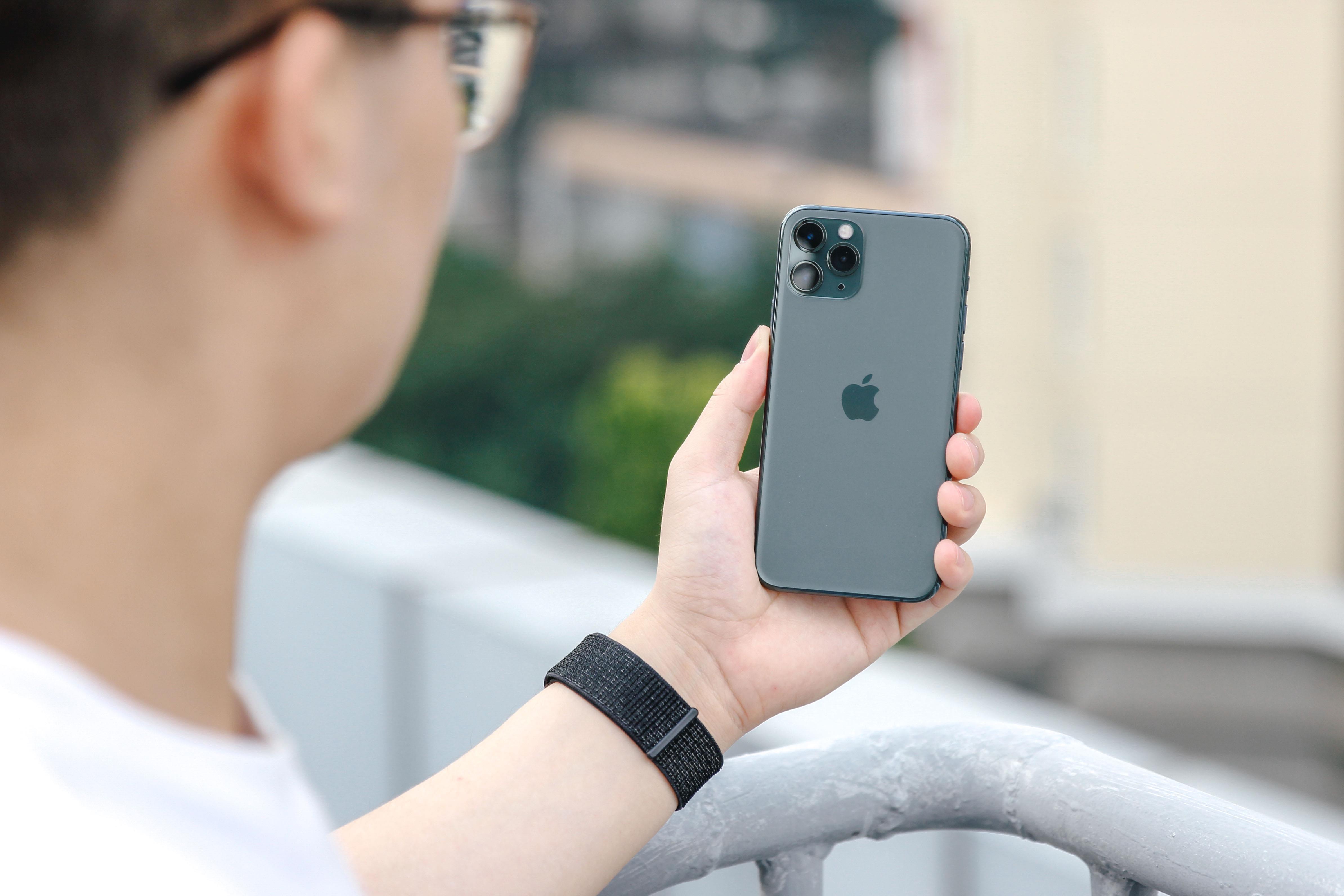 iPhone 11 Pro手机上手图赏 拿着它上街就是这么自信