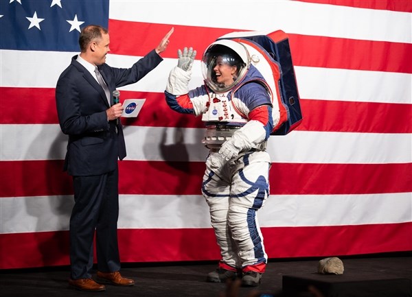美航天局发布下一代登月宇航服 2024年登月活动使用