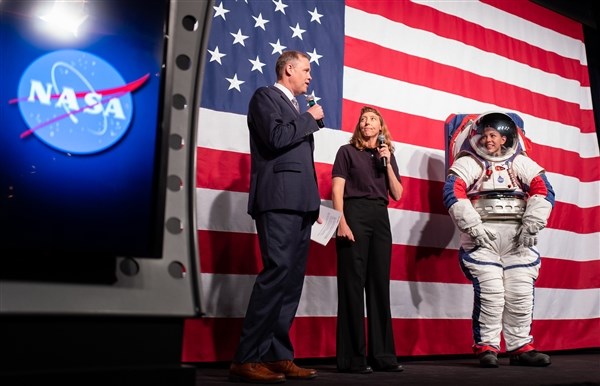 美航天局发布下一代登月宇航服 2024年登月活动使用