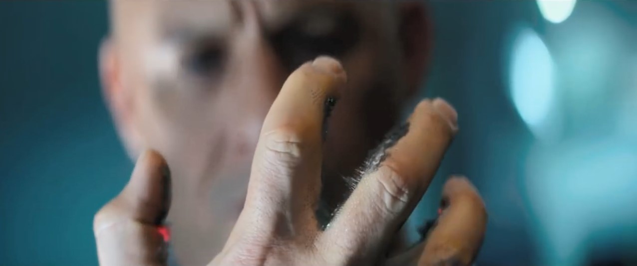 范·迪塞尔R级新片《喋血战士》首曝预告 脸都被打烂了