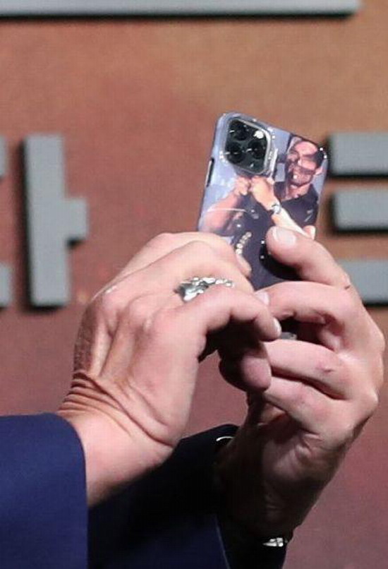 施瓦辛格用上iPhone 11专属手机壳 画面太美不忍直视