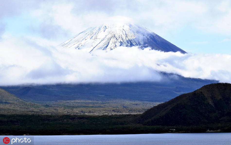 日本富士山不俗测到“初冠雪” 银拆素裹如仙境
