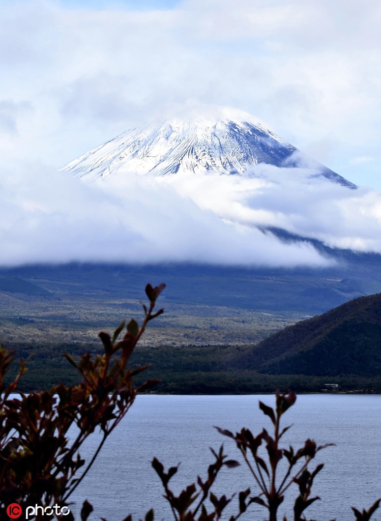 日本富士山观测到“初冠雪” 银装素裹如仙境