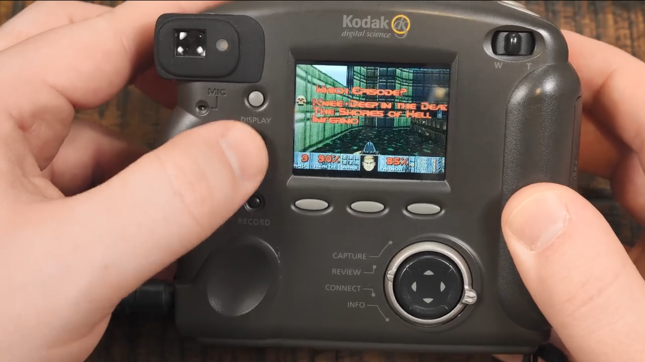 你甚至能在98年产的柯达数码相机上玩《毁灭战士》