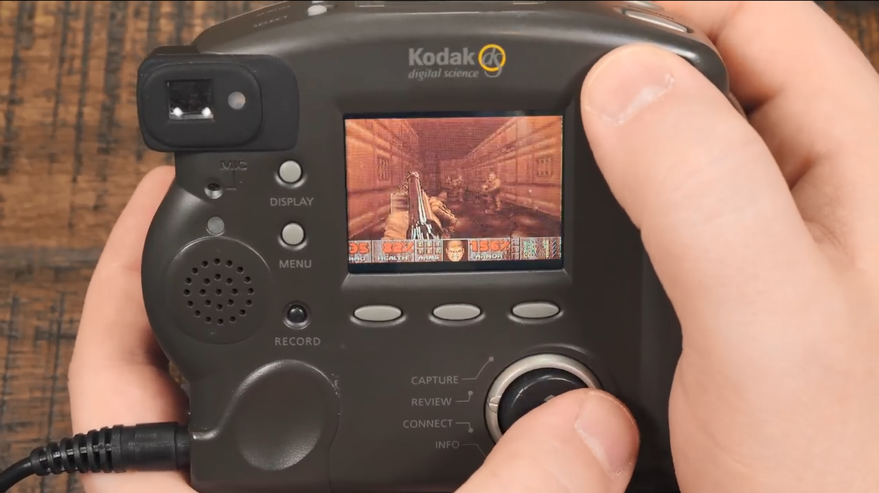 你甚至能在98年产的柯达数码相机上玩《毁灭战士》