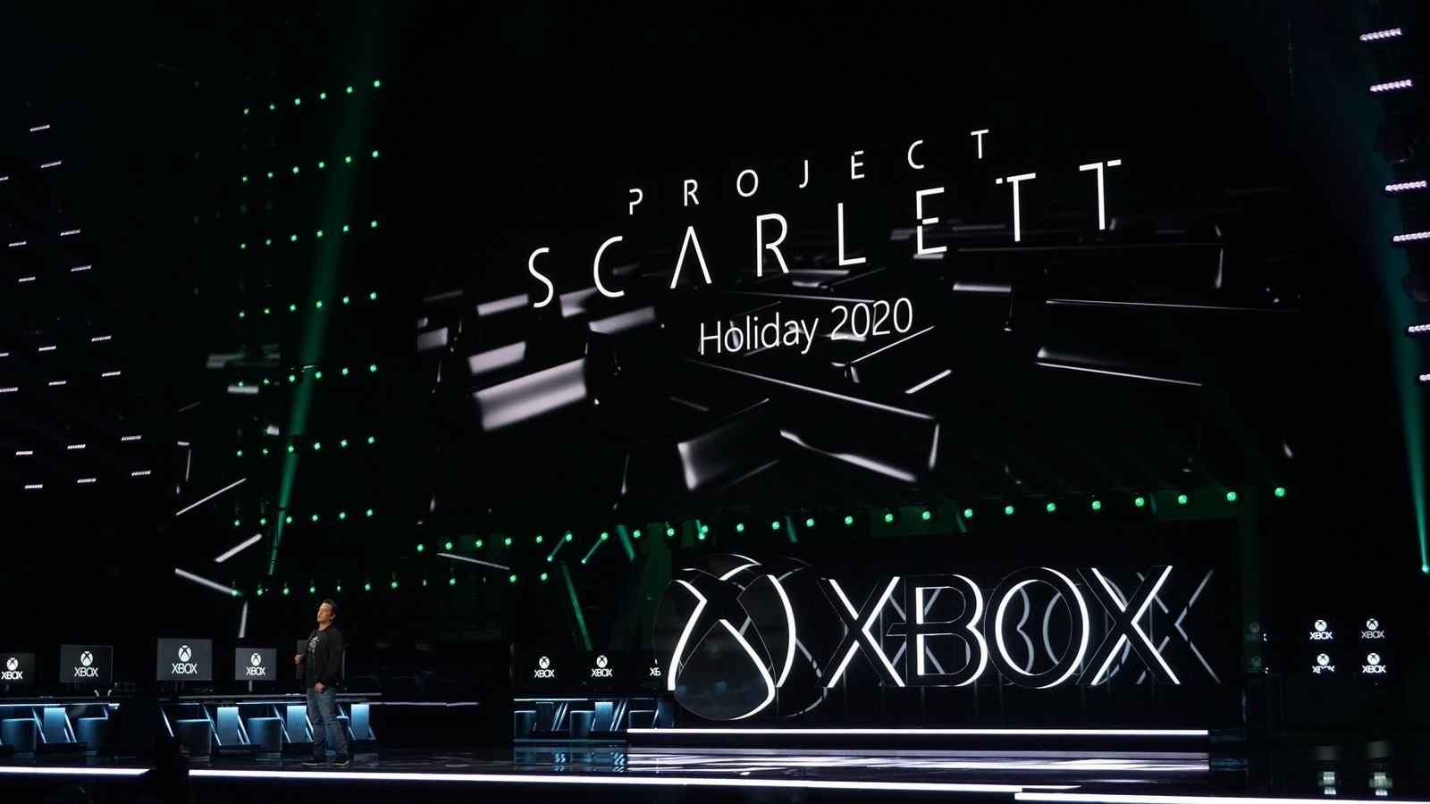 Xbox老大推特炫耀玩上自家新主机 暗示开发顺利与向下兼容