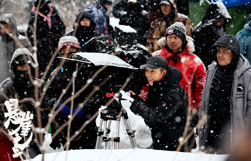 张艺谋新片《悬崖之上》剧照曝光 踏雪而拍尽显雪原气势
