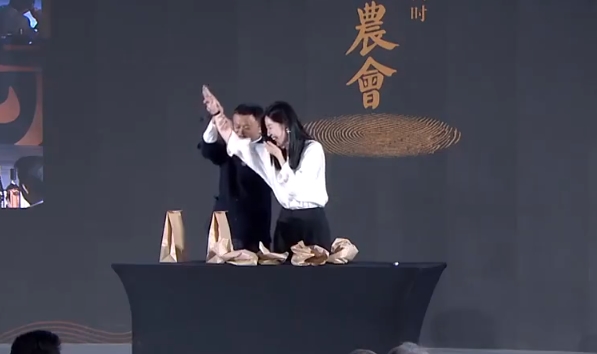 馬云道農(nóng)會表演驚悚魔術(shù)：拉住小姐姐的手就往下按